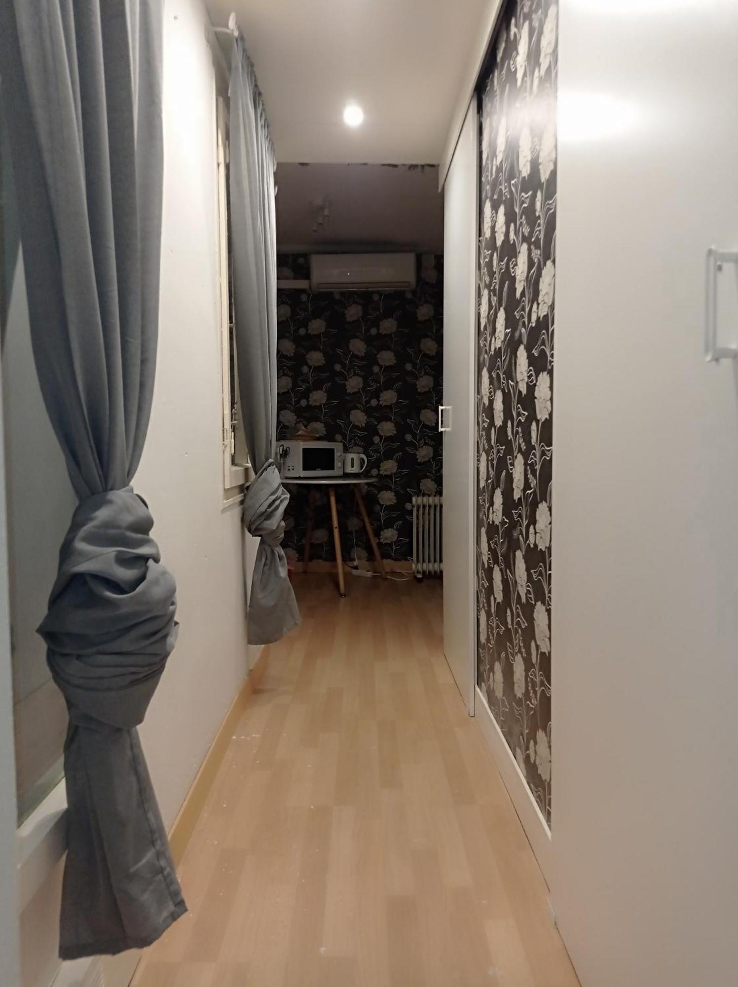 Gasthof Single For One Person Only Central Location Barcelona